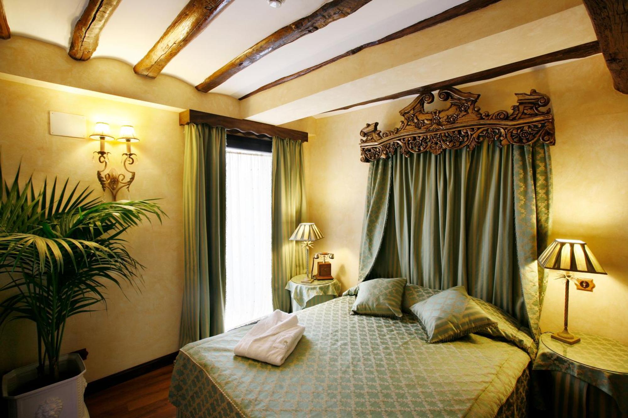 Hotel Boutique Real Casona De Las Amas Azofra Exteriör bild