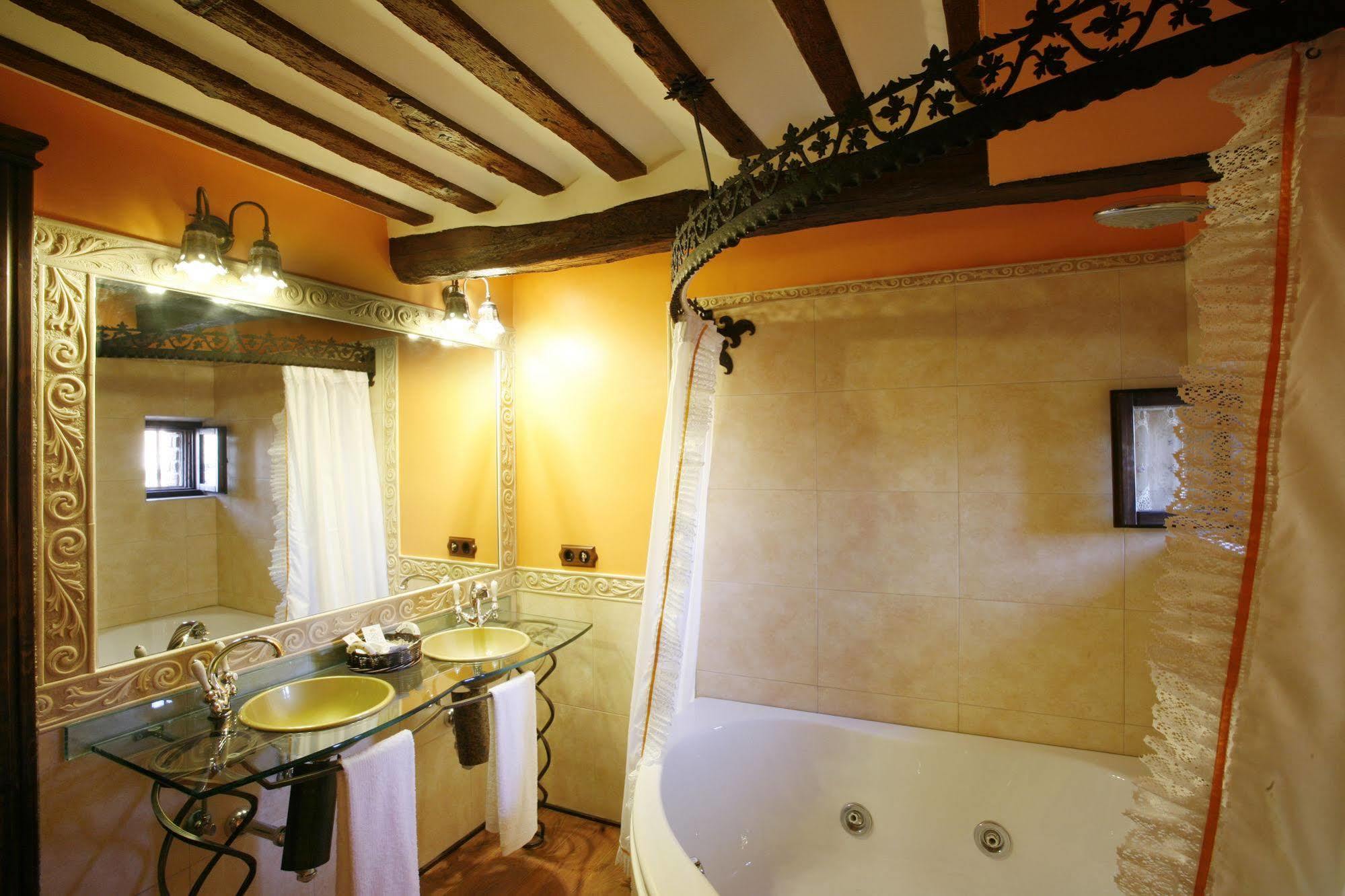 Hotel Boutique Real Casona De Las Amas Azofra Exteriör bild