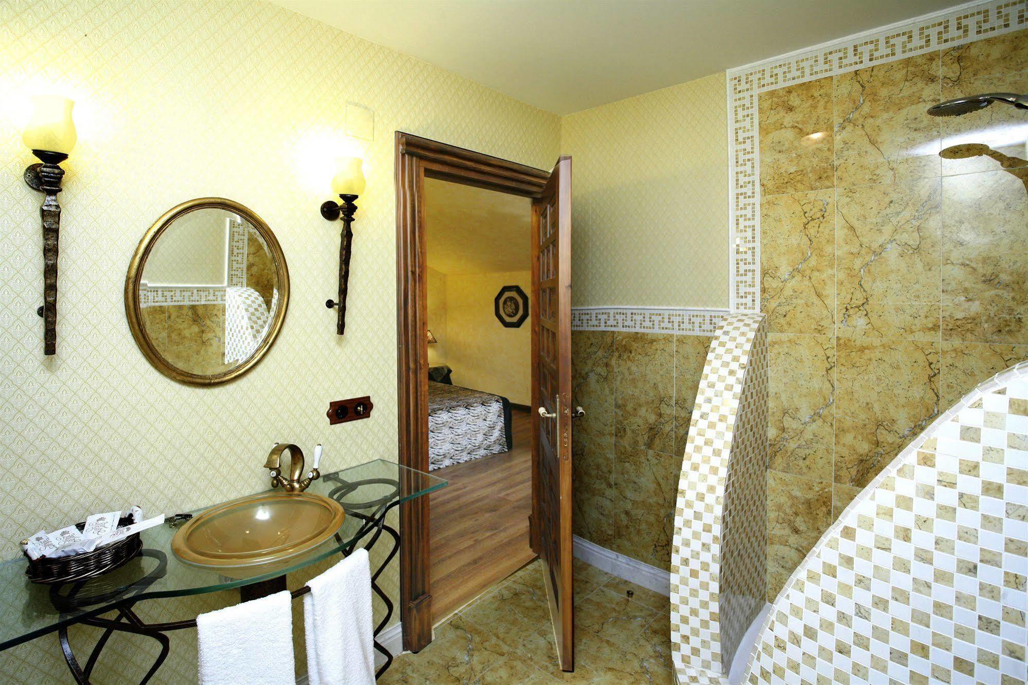 Hotel Boutique Real Casona De Las Amas Azofra Exteriör bild