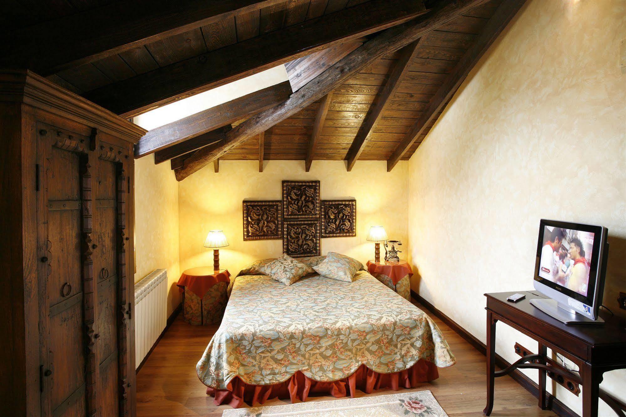 Hotel Boutique Real Casona De Las Amas Azofra Exteriör bild